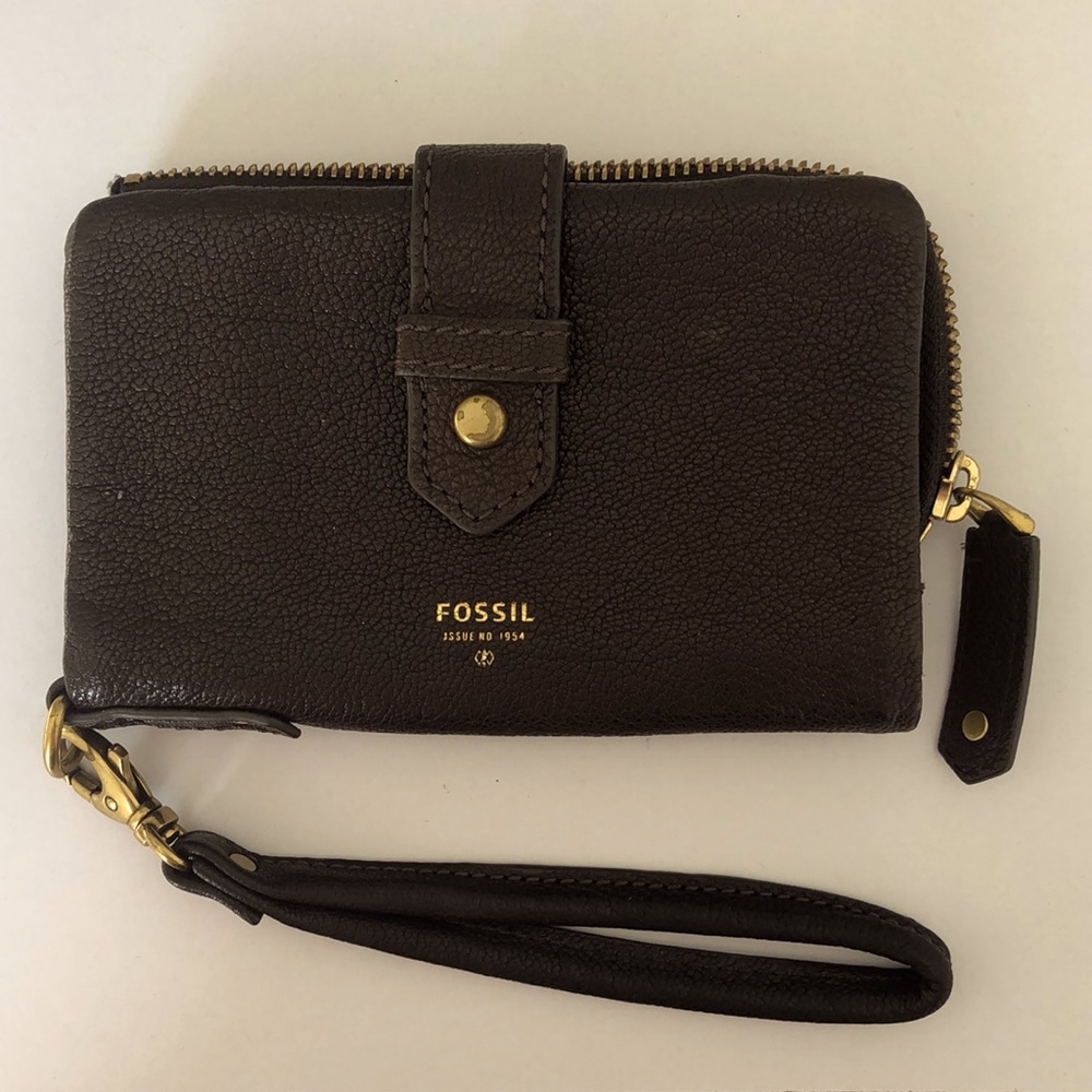 Fossil wristlet in good condition. Holds multiple credit cards. Removable strap.